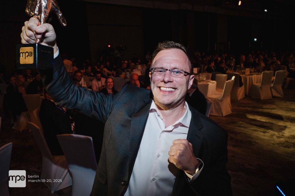 Kamil Hanáček receiving Influencer of the Year award at MPE 2025 Berlin